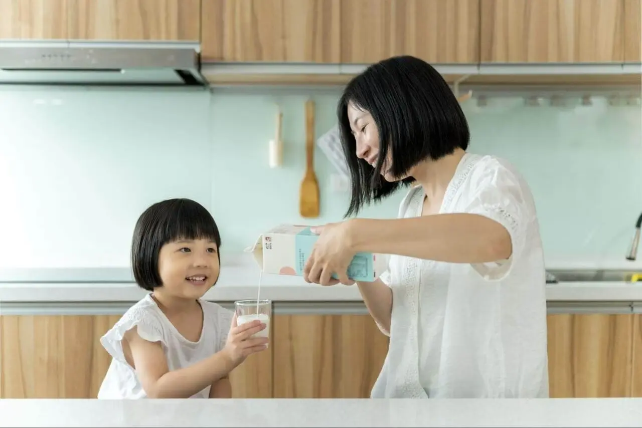 每晚就寢前，倒一杯溫熱的牛奶慢慢啜飲，似乎已成為許多人的「入睡儀式」。（示意圖來源：網絡）