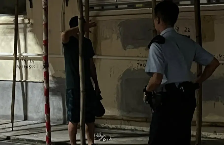 警方接報趕抵現場，發現崔司機右臂流血不止，而涉案的梁男則態度囂張，一度拒絕配合警方調查。(圖：網絡翻攝)