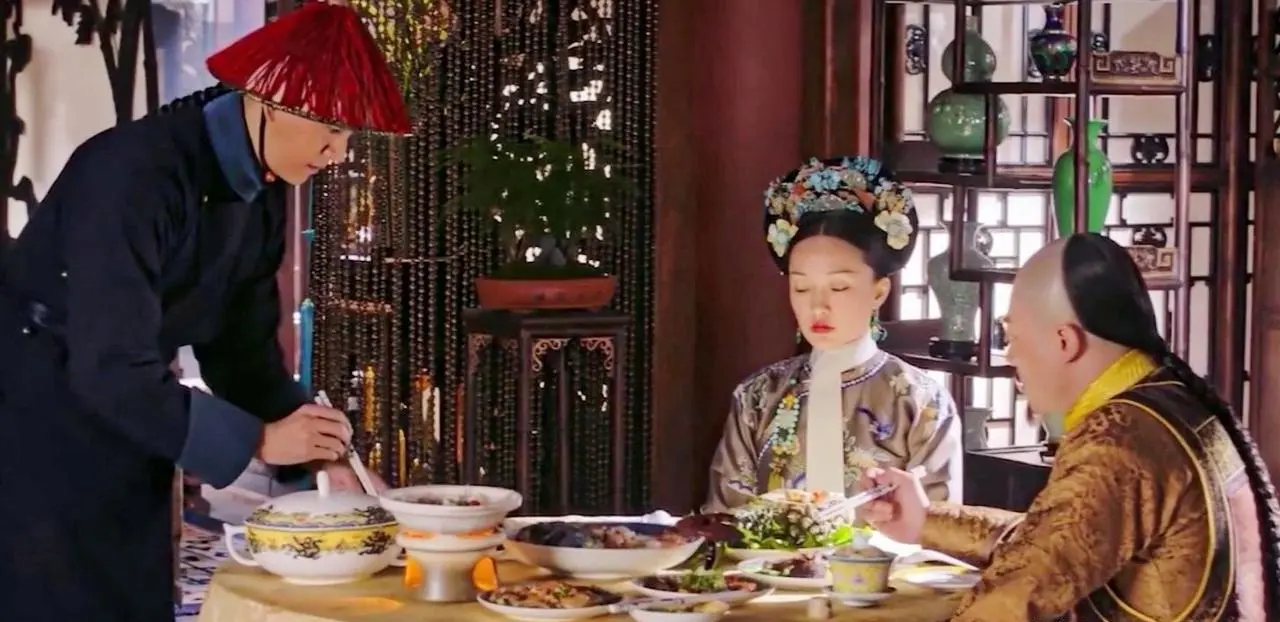 滿桌幾十道山珍海味看著奢華，卻得遵守清朝皇室「食不過三」的祖訓——每道菜最多夾三口，防止有心人摸清喜好下毒。（視頻截圖來源：影視作品「如懿傳」）