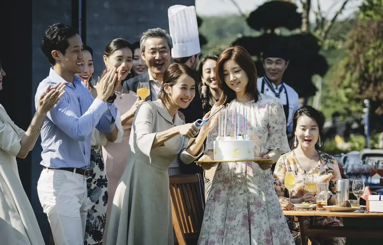 韓國電影《寄生上流》中，貧窮的金氏一家千方百計地侵入富有的朴氏家庭生活，劇情峰迴路轉，尤其是地下室那個隱藏的秘密，讓觀眾看得膽戰心驚。（來源：網絡）