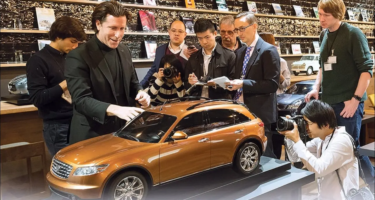 日產汽車設計總監阿方索·阿爾拜薩（左二） 日產汽車官網