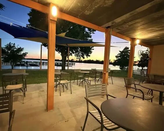 美國南卡羅來納州薩默頓（Summerton）的馬里昂湖畔，當地知名景觀餐廳「漂流木燒烤（Driftwood Grill）」向來是民眾聚餐、賞湖景的熱門地點，露天座位更是食客首選。（來源：driftwoodgrilllazygator@IG）