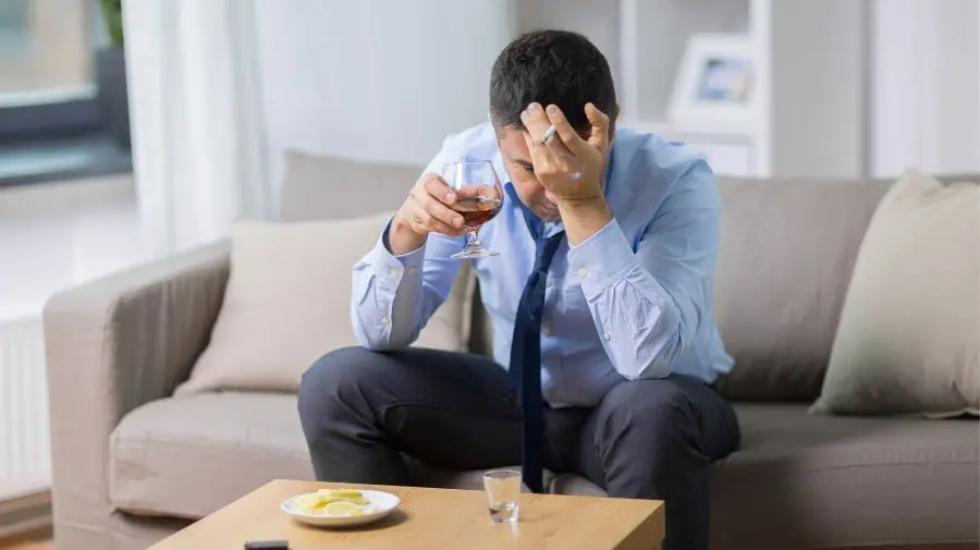 不良的生活習慣如吸煙、過量飲酒、高壓力都會對心臟造成直接或間接的損傷，產生後續的心律不整。