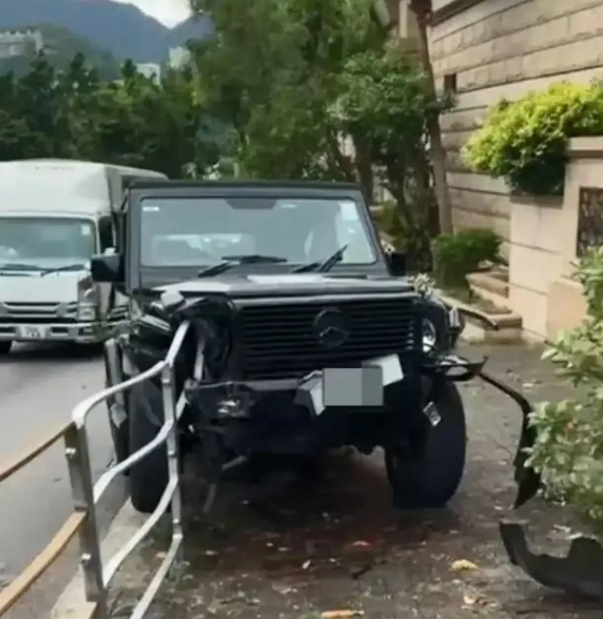 從網上流傳的影片可見，涉事平治車頭嚴重損毀，泵把完全脫落，車頭部分零件散落地面，鐵欄被撞毀多處，樹樁處木屑飛濺，現場一片狼藉。(圖：網絡截圖)