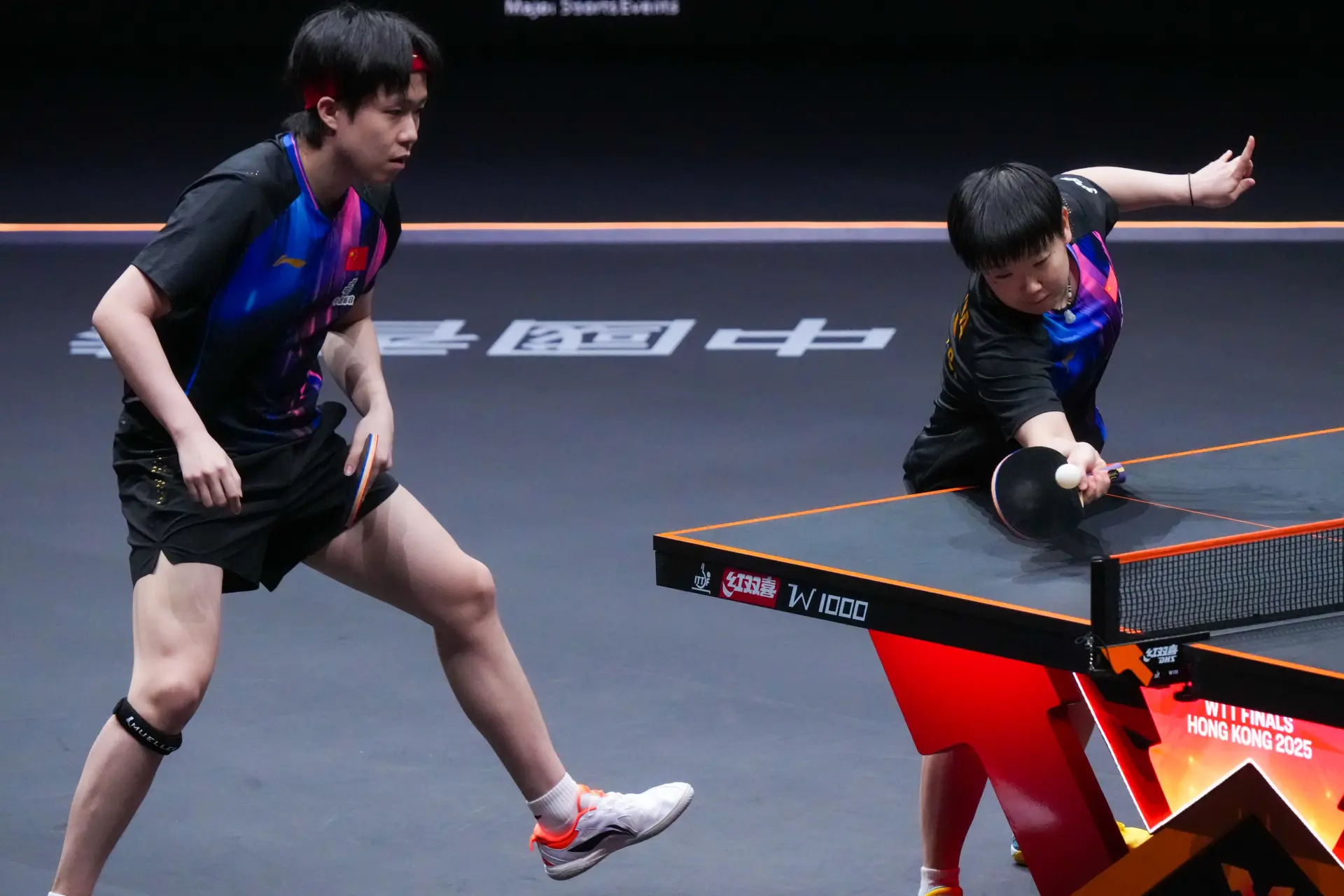 第二局上來，「莎頭組合」乘勝追擊，開局便打出4:0的攻勢。正當觀眾以為比賽將一邊倒時，林詩棟/蒯曼不甘示弱，通過連續的得分逆轉比分至7:6。此後雙方比分交替上升，先後戰成7:7、8:8、9:9、10:10，再次進入緊張的刁時環節。(圖：新華社)