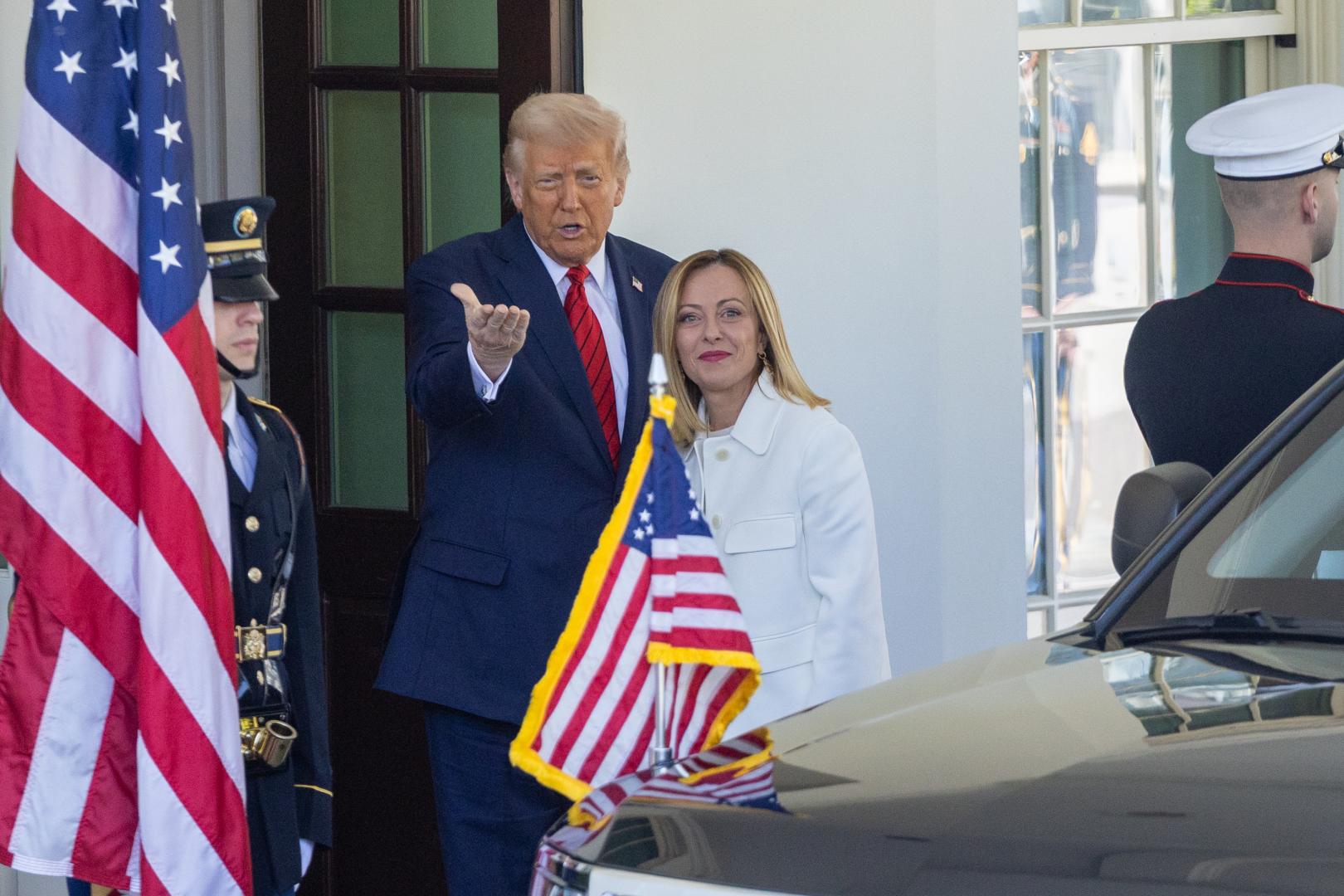 4月17日，美國總統特朗普（中左）在首都華盛頓的白宮迎接到訪的意大利總理梅洛尼（中右）。(新華社)