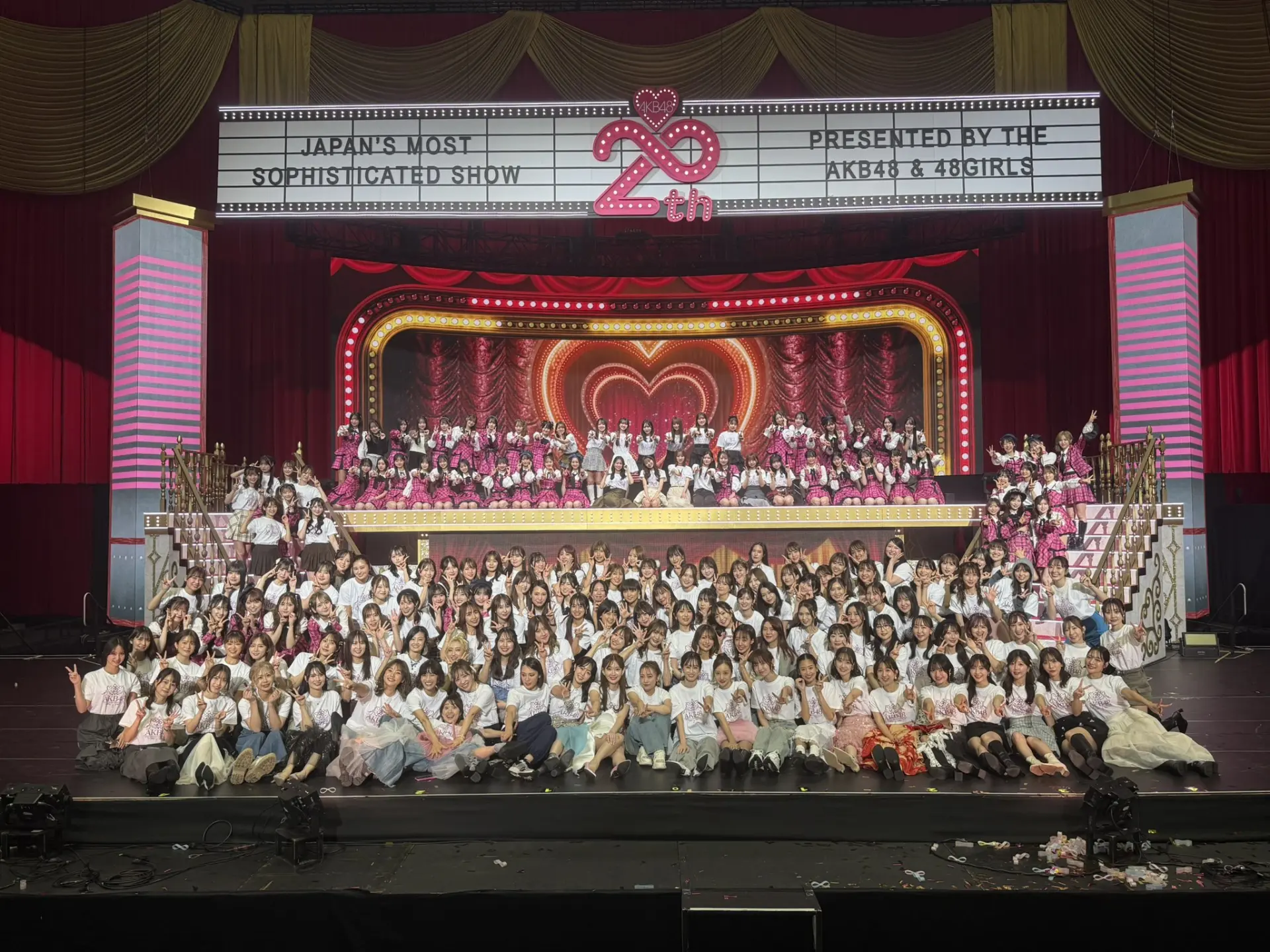 7日，「AKB48 20th Year Live Tour 2025」最終場演唱會在東京武道館盛大舉行，壓軸的晚間公演可謂掀起滿滿回憶殺，不僅有初代「神7」的6位成員重磅回歸，更匯集現役成員共184人完成世紀合體，現場氣氛熱烈又感人。(圖：篠田麻里子shinoda mariko@X)
