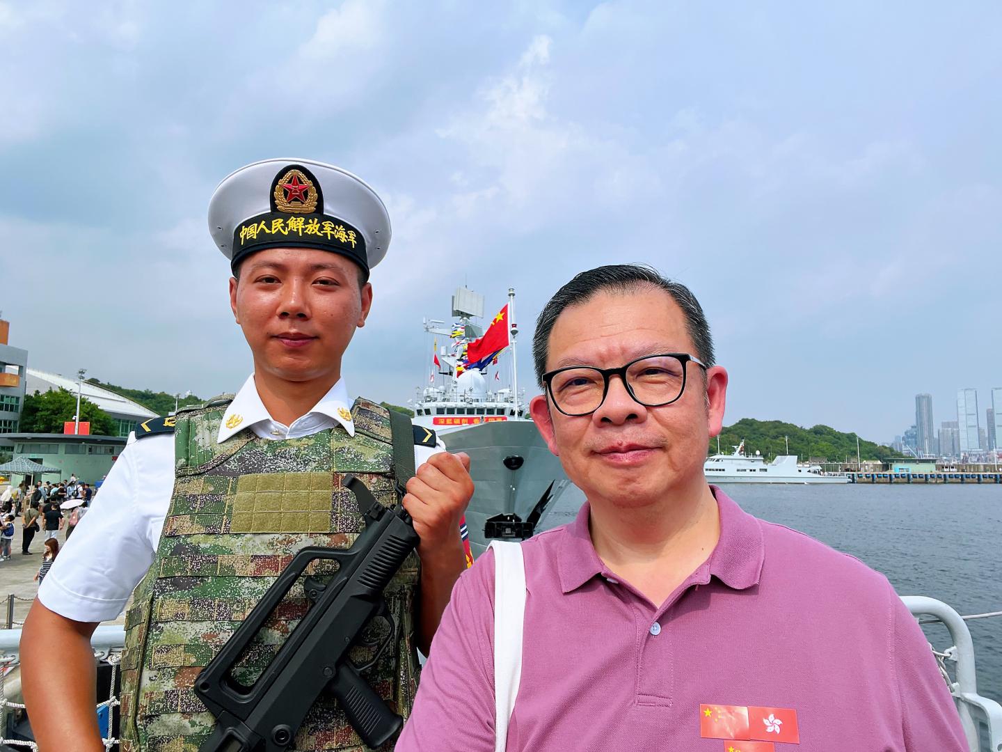 筆者與艦上軍人合照，軍人細心地緊握槍口，以防槍支弄傷市民。(圖:陳杰)