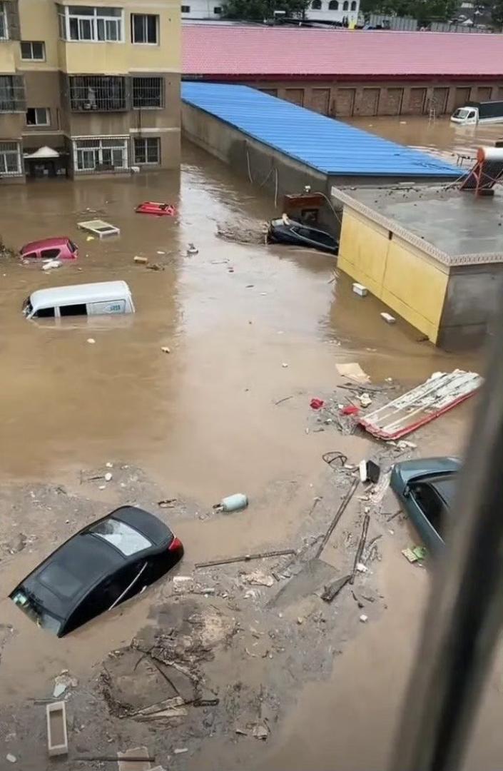 北京近日出現連續極端強降雨，其中又以密雲雨勢最大，多地爆發洪水及嚴重淹水。（微博）