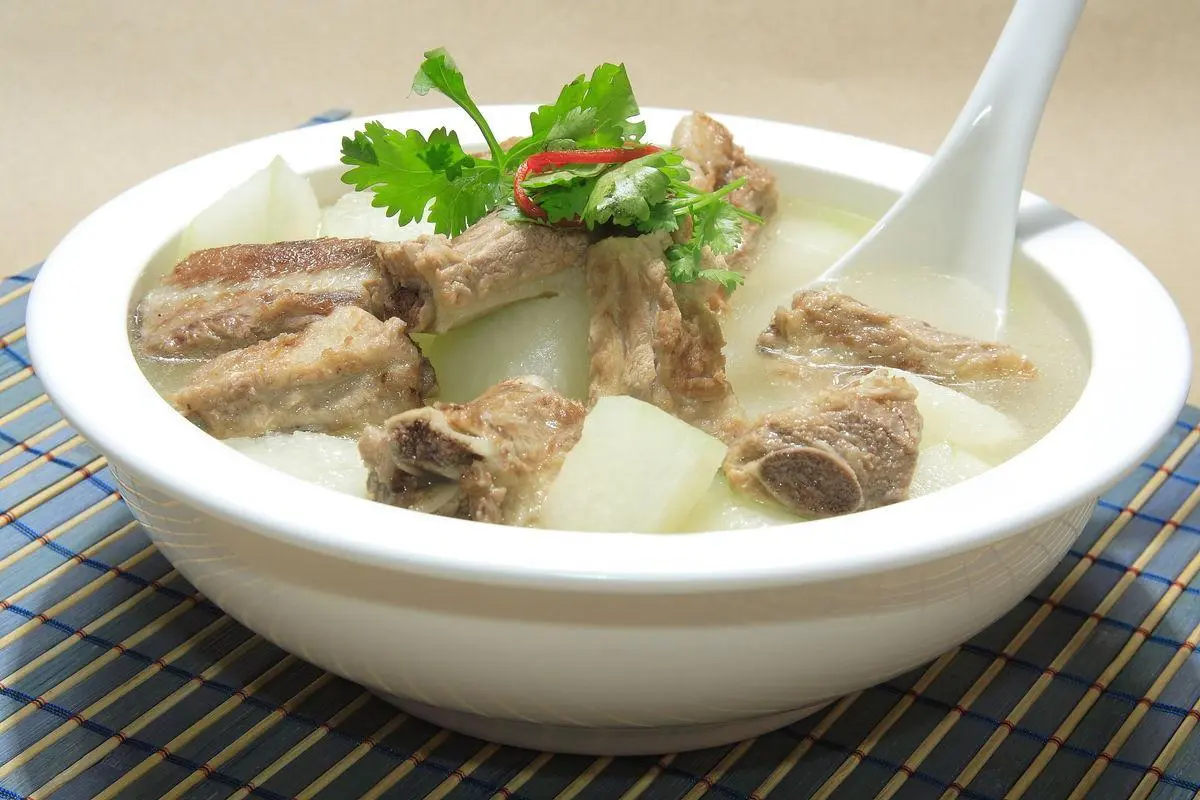 同樣燉排骨，有人做的濃白醇厚，有人做的清湯寡水，差別全在「下鍋水溫」。（來源：images）