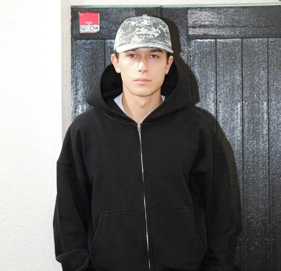 這位令陳康堤傾心的日本混血男友 Shou Honda,本身是一名模特兒,外形俊朗,擁有深邃五官與高大健碩的身形,曾為 Levis、Nike、The North Face 等多個國際運動品牌拍攝硬照及廣告,亦活躍於日本時裝界。(圖:hon_the_shou@IG)