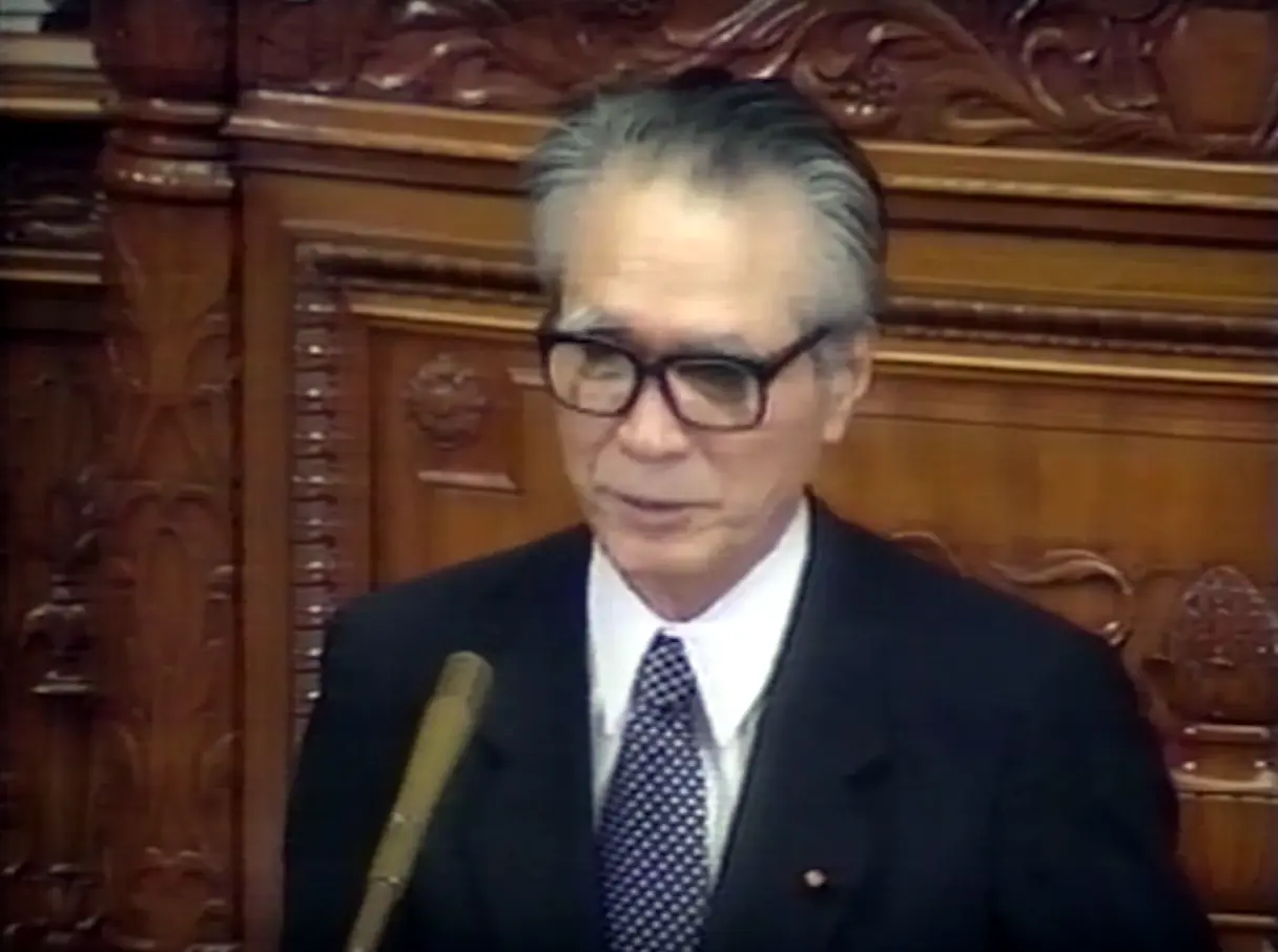 1994 年，村山富市在日本社會黨、自由民主黨、先驅新黨成立的聯合政府中出任首相，成為第 81 任日本首相。(圖：網絡視頻翻攝)