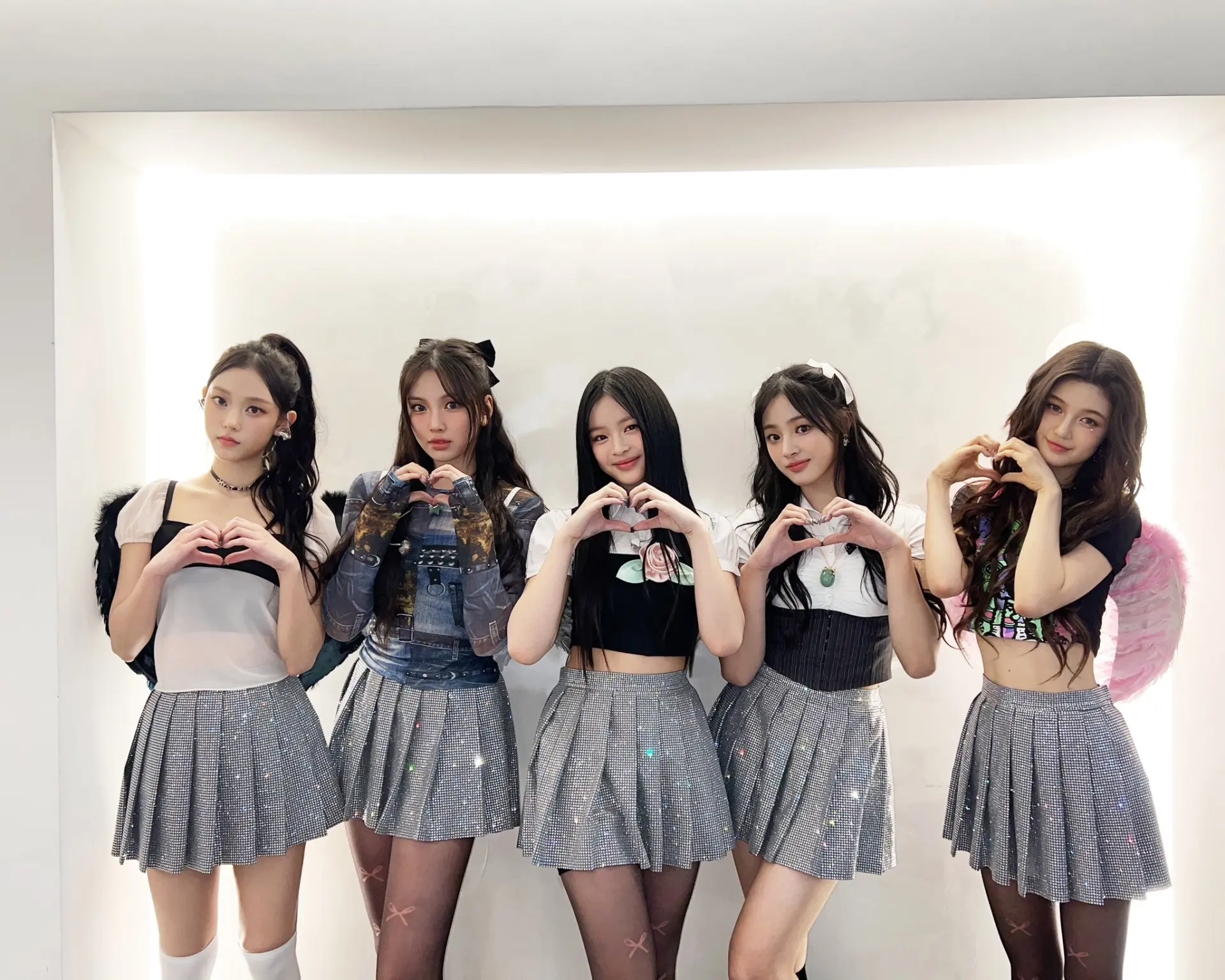 南韓超人氣女團NewJeans長達一年多的合約糾紛，在29日迎來重大轉折。所屬經紀公司ADOR發布正式聲明，宣布與成員Danielle牟智慧(右一)終止專屬合約，判定雙方已難以繼續合作，這也意味著粉絲期待的五人完整體回歸正式破局。(圖：NewJeans@X)