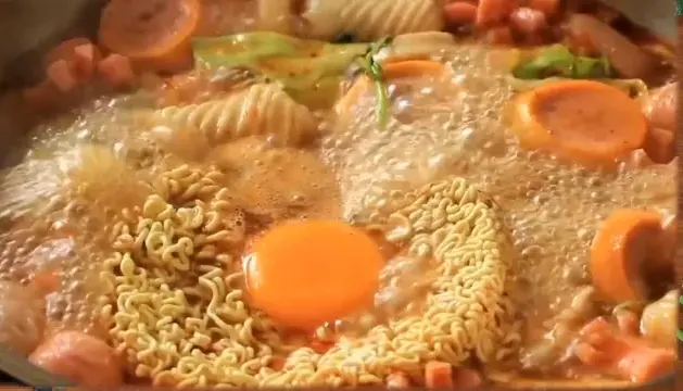 吃泡麵怎能少了雞蛋？想讓雞蛋成形完好不撒花，訣竅就是不在沸水中打蛋。（示意圖來源：images）
