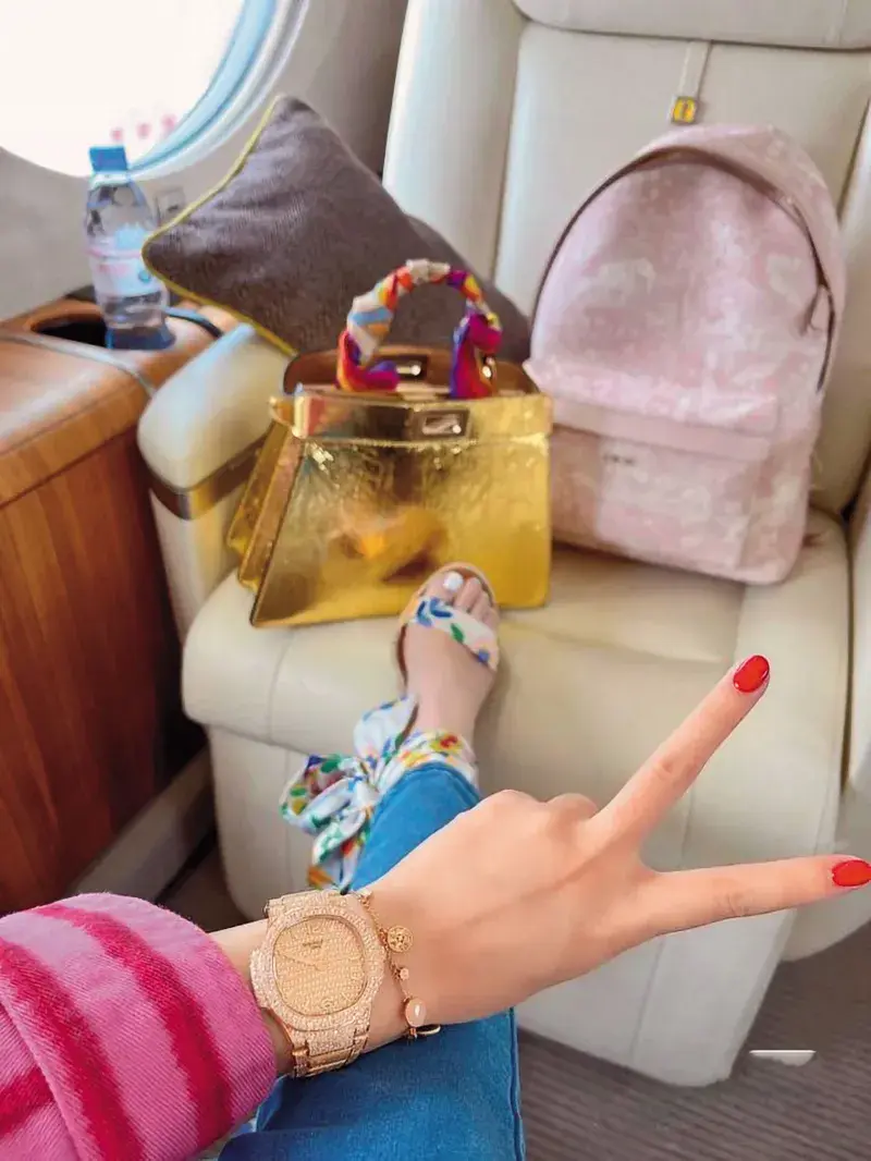 陳志女友Eva常在網路炫富，擁有各式名牌包與鑽錶。（翻攝微博）