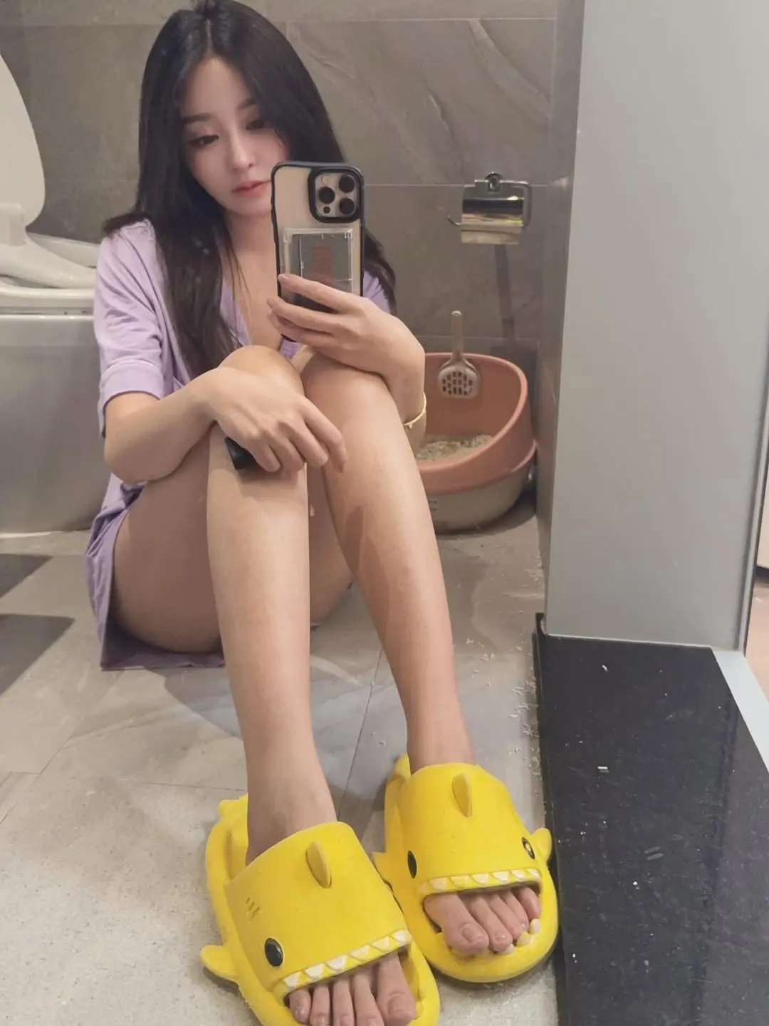 警員趕抵現場時，發現謝侑芯倒臥在浴缸內，身上僅覆蓋一條白色毛巾，呼吸已呈困難狀態。同一房間內，大馬歌手黃明志也在場。(圖片：irisirisss900@IG)