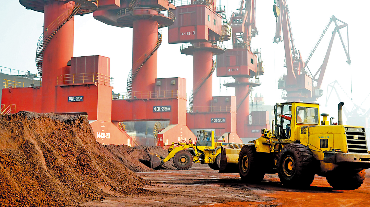 中國稀土出口管制還在繼續。圖為在江蘇連雲港準備出口的稀土原礦。(資料圖片)