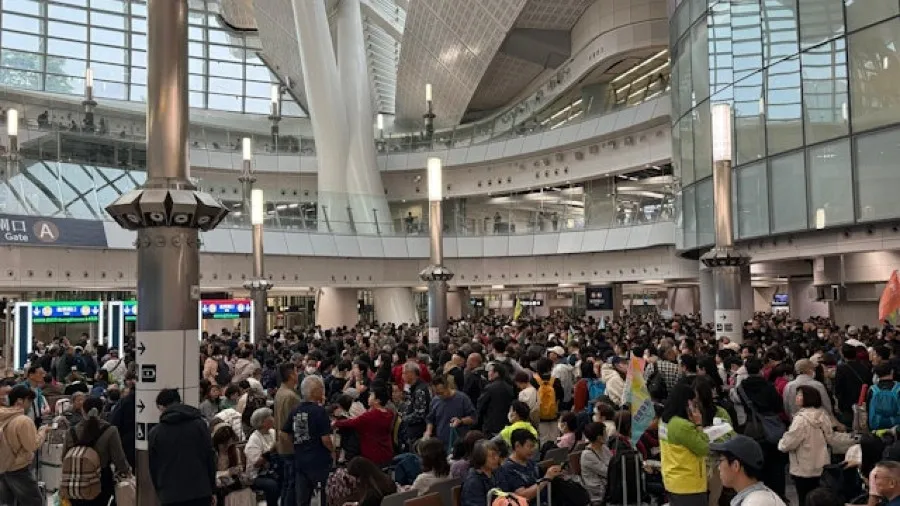 聖誕假長周末港人內地旅遊熱 西九高鐵站早上人潮不絕 長途車票售罄的封面圖片