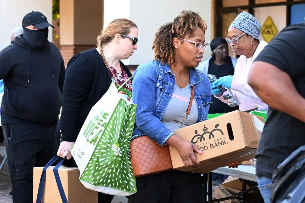 10月21日，在美國馬裏蘭州海厄茨維爾市，聯邦僱員領取免費食品。新華社