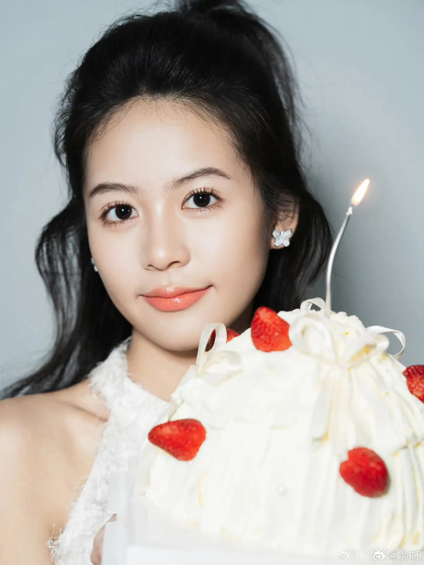 劉蒔本人也在社交平台分享生日喜悅，除了「18 歲啦」的慶祝動態，還曬出公主造型寫真，並透露自己熱衷音樂與健康飲食，希望日後分享所學幫助他人。(圖：翁虹@微博)