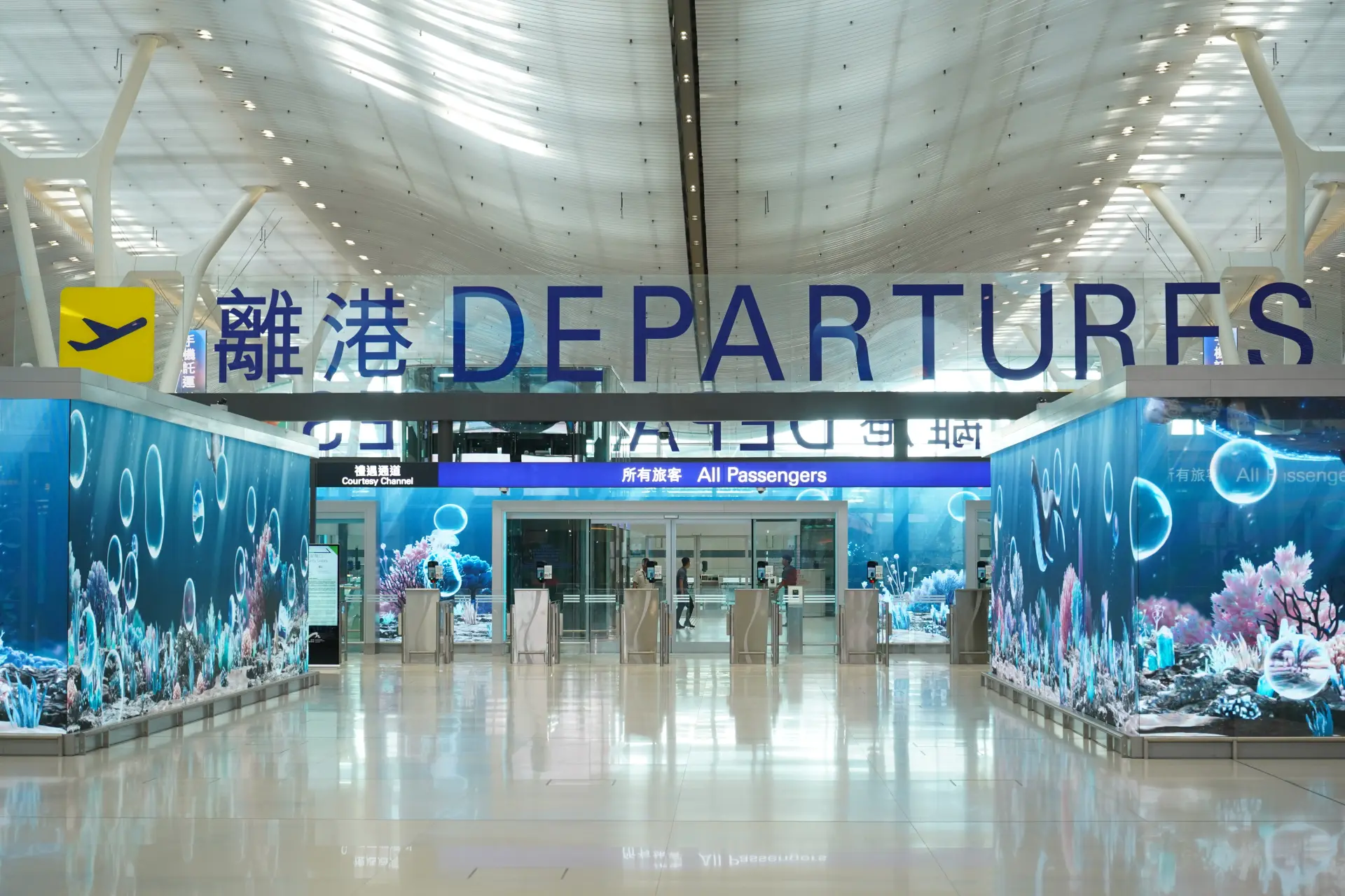 在客運方面，香港機場的國際聯通能力同樣展現出強韌的凝聚力。根據2026年4月公布的全球最繁忙國際客運航線排名，全球前十位中共有四條航線與香港有關，當中「香港—台北」航線更高踞榜首。(圖：新華社)