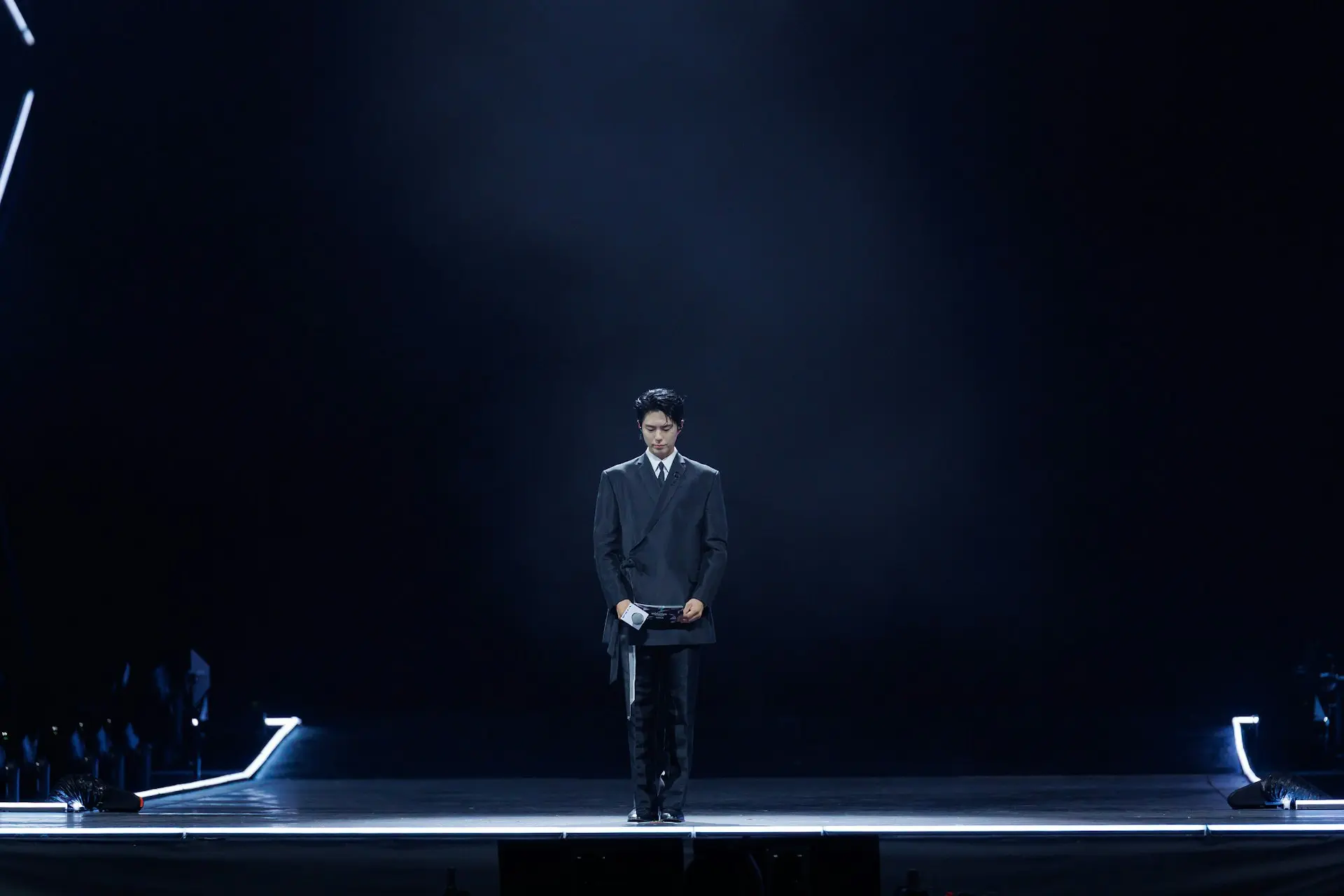 擔任主持的朴寶劍身著一身黑西裝，胸前別著象徵哀悼的黑絲帶，眼眶泛紅地登場。「7年後MAMA再來香港，卻遇見令人惋惜的事故。」他以沉緩的語氣說道，「那些失去摯愛的家庭，承受著難以磨滅的痛苦，我們致以最深切的慰問。」(圖：視頻截圖)