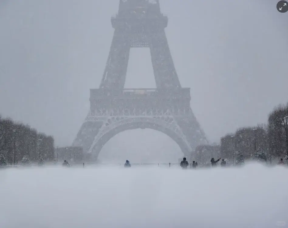 歐洲的寒冬正以難以抵擋的姿態肆虐，今冬最強寒流已連續第三日盤踞歐洲大陸，冰雪與強風交織成致命網羅，不僅讓多國交通系統陷入全面癱瘓，更已奪走六條寶貴生命。（示意圖來源：小紅書網友）
