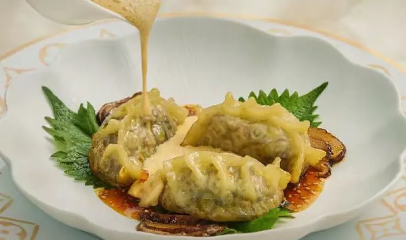 讓眾人瘋狂打卡的核心菜品，正是那盤印滿 LV 經典 Monogram 花紋的牛肉餃子！ 3 顆售價達 4 萬 8 千韓元，雖價格偏高，但每顆餃子皮上的老花圖案精緻細膩，讓人不忍下口。（來源：LV）