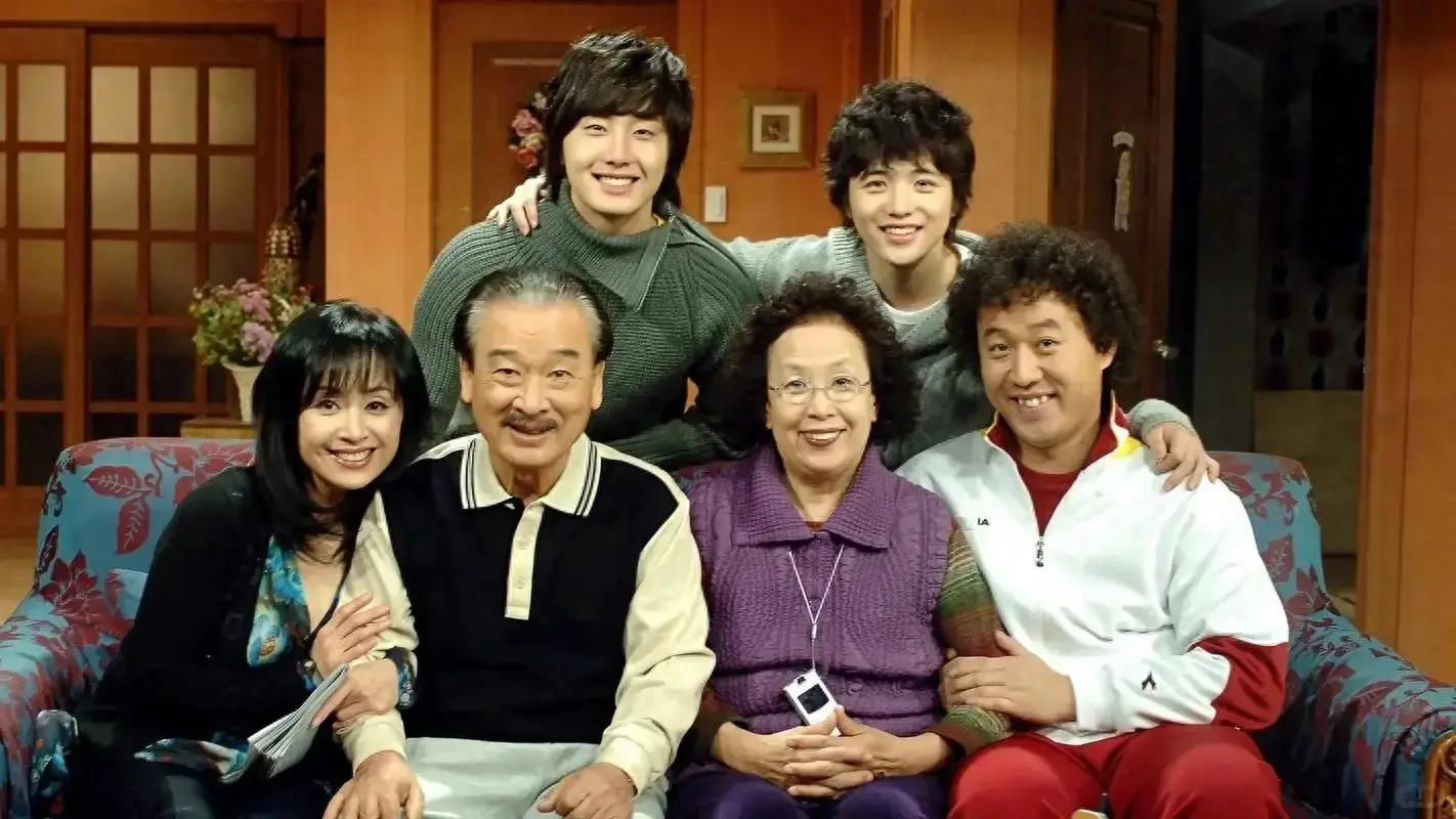 李順載年逾七旬後，他又突破以往嚴肅形象，參演《無法阻擋的 High Kick》《穿透屋頂的 High Kick》等情境喜劇，用幽默風趣的演出吸引年輕觀眾，甚至因「成人影片順載」一角收穫兒童粉絲。(圖：網絡截圖)