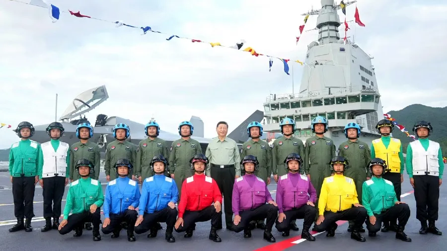 中國第一艘電磁彈射型航空母艦福建艦入列 習近平出席入列授旗儀式並登艦視察的封面圖片