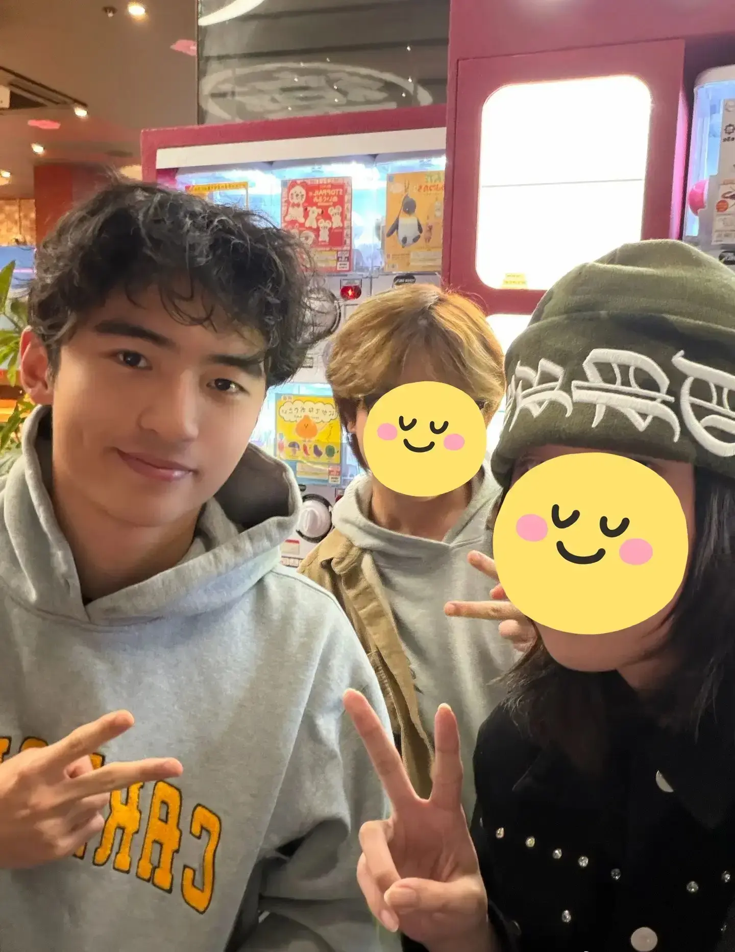 從流傳的合照可見，Lucas 維持標誌性的黑色曲髮，髮型蓬鬆隨性，身上穿著簡約灰色連帽衛衣，面對鏡頭比出「Yeah」手勢，笑容親切。(圖：網絡截圖)