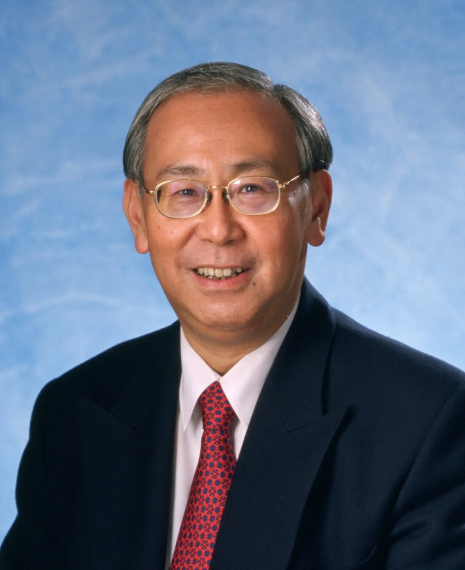 許仕仁生於1948年，曾就讀皇仁書院及香港大學文學院，1970年加入政府任政務主任，仕途平步青雲。1977年他借調至成立未幾的廉政公署，擔任社區關係處助理處長，負責反貪宣傳，其後在多個政府部門任職。(圖：香港大學)