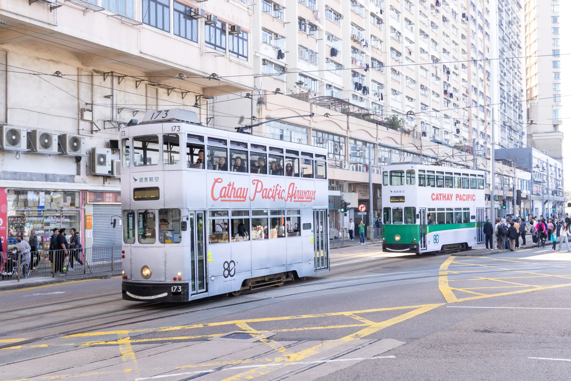這些「派對電車」以國泰經典的綠白主題色裝飾，車身印有「CATHAY PACIFIC」和「80 YEARS TOGETHER」字樣，從即日起至2月19日，將繼續在港島不同路線上行駛，讓更多市民有機會體驗這段流動的歷史。(圖：藍莓日報) 