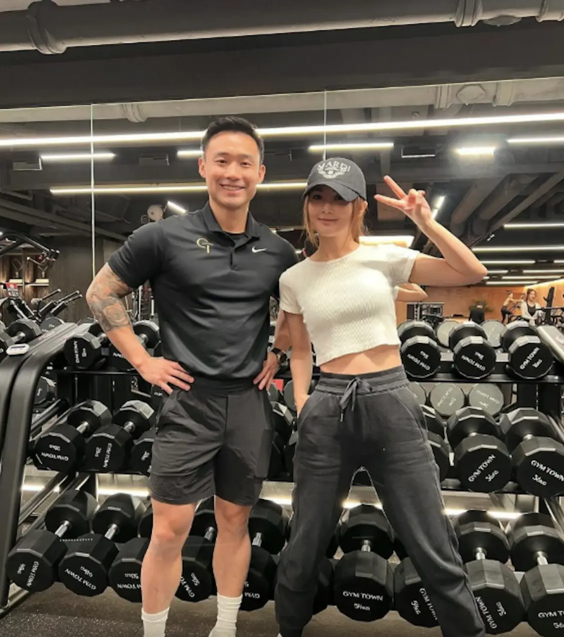 Elvis 就曾在社交平台分享與蔡卓妍的合照，為她送上生日祝福，寫道「Happy birthday ah Sa 🎈繼續努力做 gym, 預祝你演唱會順順利利，good show in January!」。照片中，蔡卓妍更特意分開腳站立，以突顯男方高大，細心舉動暗藏情愫。​​(圖： IG截圖)