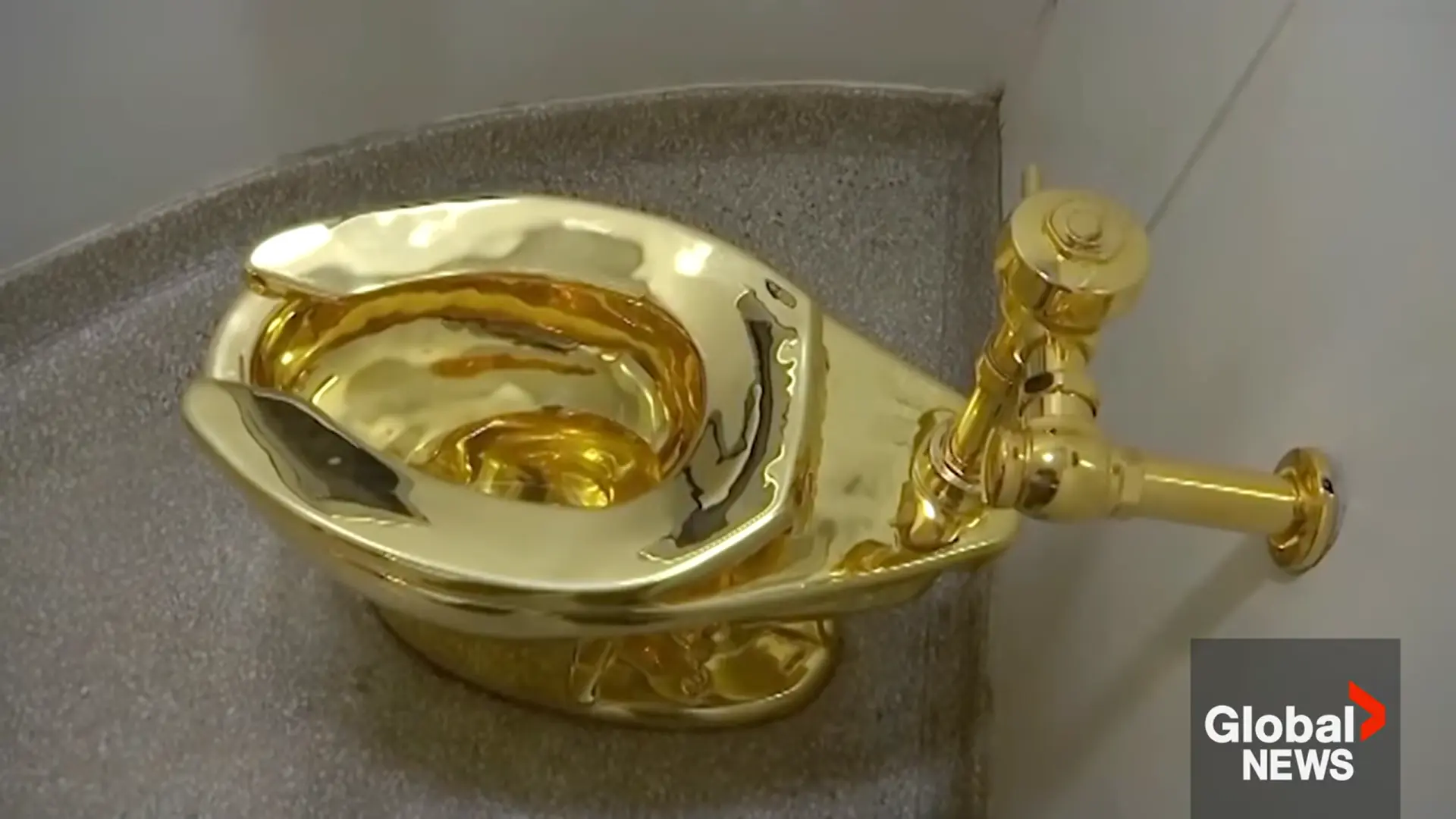 101公斤黃金打造的頂級馬桶「美國」，紐約拍賣預估成交價達 1000 萬美元。（視頻截圖來源： Global News@YouTube）