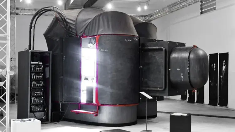 德國柏林標誌性的7米高可步入式巨型相機Imago Camera尋新主人，這台全球唯一能拍等身巨型自拍的相機，因守護者Susanna離世工作室關閉，盼熱愛攝影的人延續其半世紀傳奇。（來源：網絡）