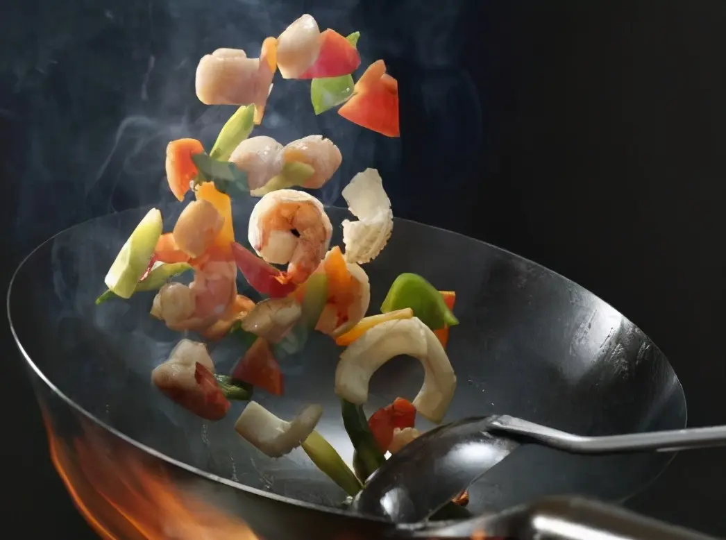 現在我們食用的味精，大多是用玉米、大米等糧食經過發酵提取而成，與製作醬油、奶酪的原理相似，根本不是所謂的「人工合成有害物」。（示意圖來源：網絡）