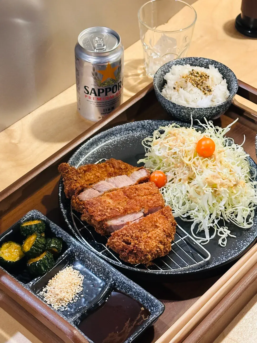 去日式餐廳點一份炸豬排定食，盤子旁一定會附上滿滿一團清脆的生椰菜絲，大多數人以為這只是用來解膩、擺盤的配角。（示意圖來源：小紅書網友）