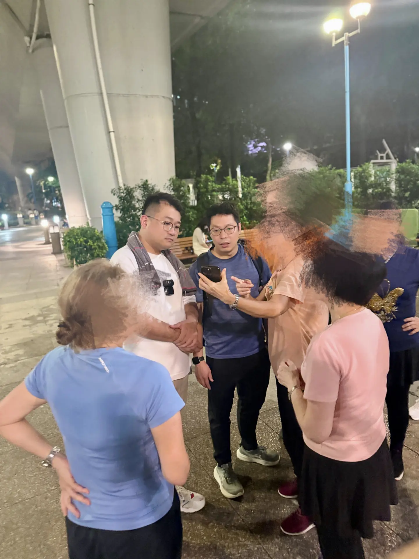 當日被潑洒不明液體的婆婆向議員講述當日的情況。