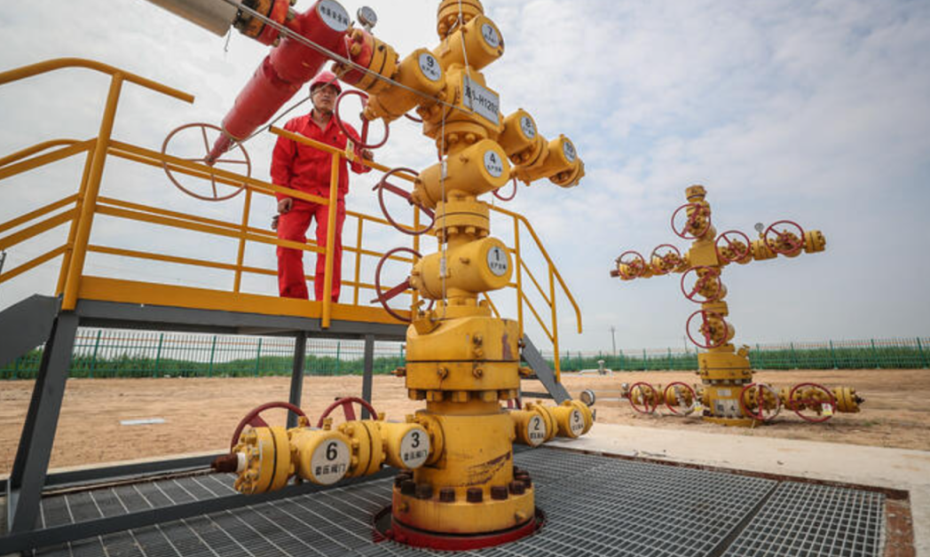 中國石油首台完全國產化的40兆帕高壓大排量離心式注氣壓縮機，正式在我國首座深層在役凝析氣藏儲氣庫——中國石油塔里木油田牙哈儲氣庫落地。(科技日報)