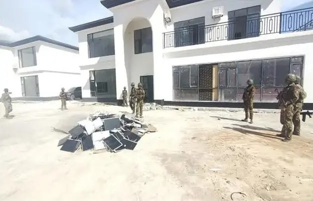 緬軍今對泰緬邊境附近的 KK 詐騙園區開展突襲行動，並查獲了 30 套星鏈網路設備。   網絡圖片