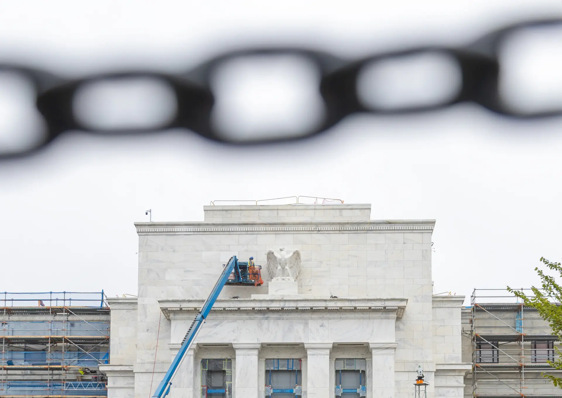 9月17日，美國聯邦儲備委員會宣布，將聯邦基金利率目標區間下調25個基點到4.00%至4.25%之間。這是美聯儲2025年第一次降息，也是繼2024年三次降息後再次降息。（新華社）