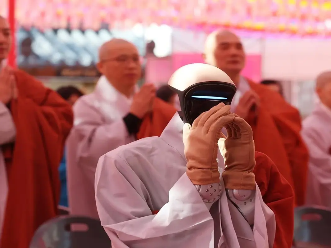 韓國首爾曹溪寺於佛誕前夕，為人形AI機器人「智元（G-1）」舉辦受戒儀式，賜法名「伽毗」，依佛教儀軌完成流程，並訂專屬五戒，成當地首例。（示意圖來源：小紅書網友）