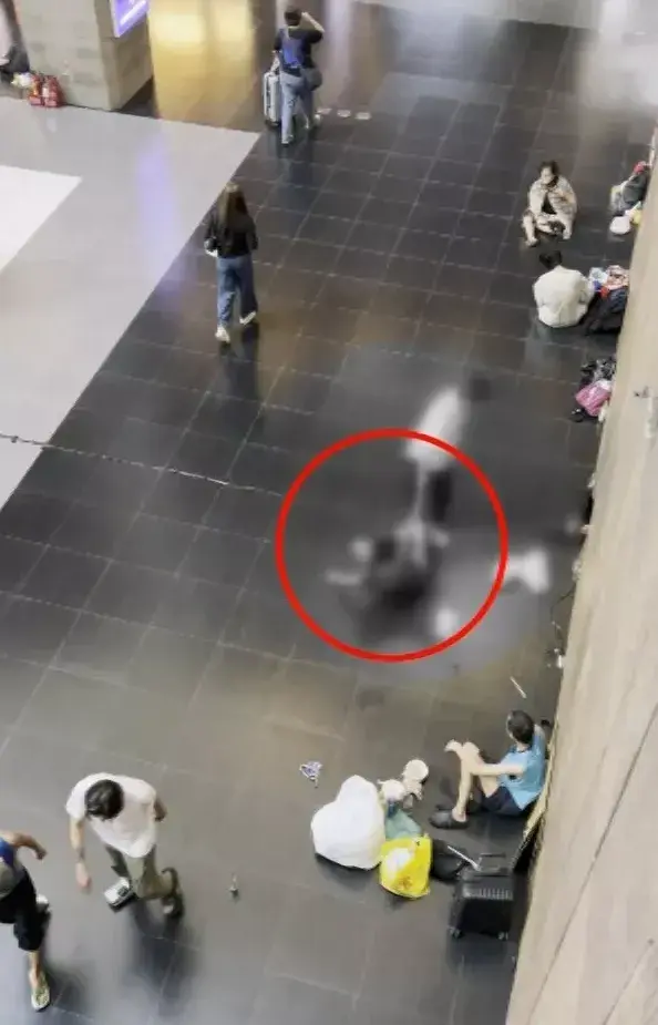 一名持觀光簽證的香港女遊客因醉酒癱軟倒地，竟遭男子拖至東一門牆邊實施侵犯，整個過程長達 10 分鐘，周圍民眾與街友均未出手制止。​(圖：視頻翻攝)