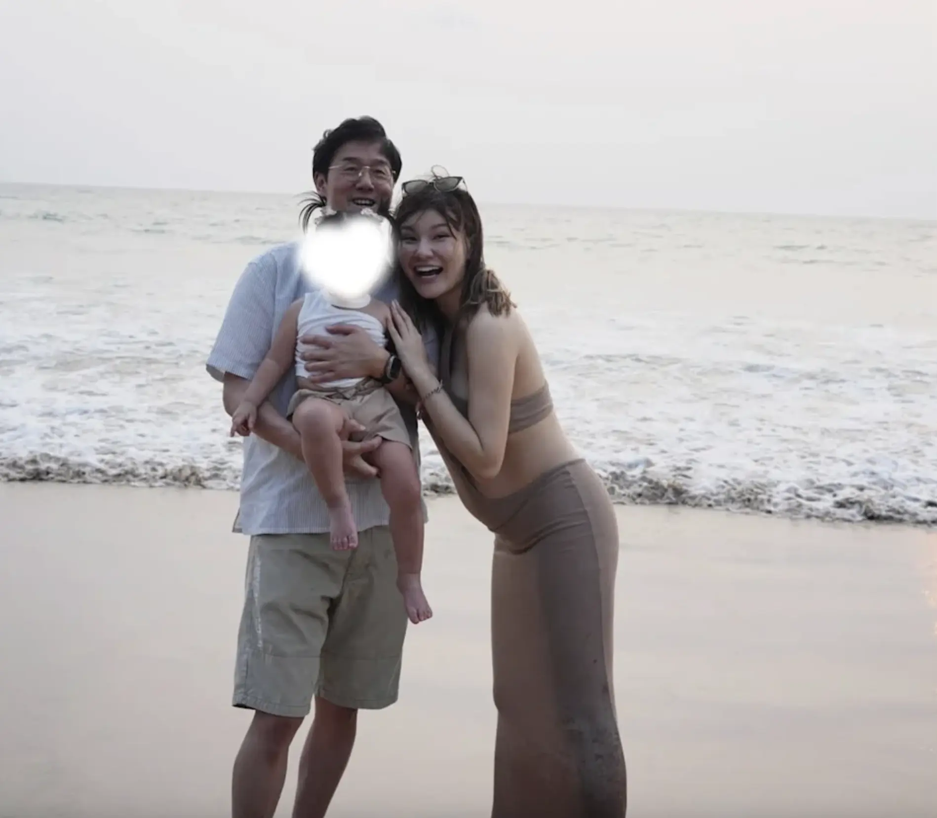 主持人Jason代網民抛出多個尖銳問題，其中關於兩人性生活及多元關係的話題，讓五索一度掩面喊「救命」，隨後還是敞開談論。她自爆馬生雖年屆66歲，但性慾與年齡完全不符，體力驚人到「真係可以搞足成晚」，這讓她頗為困擾。(圖：5kidsokma@IG)