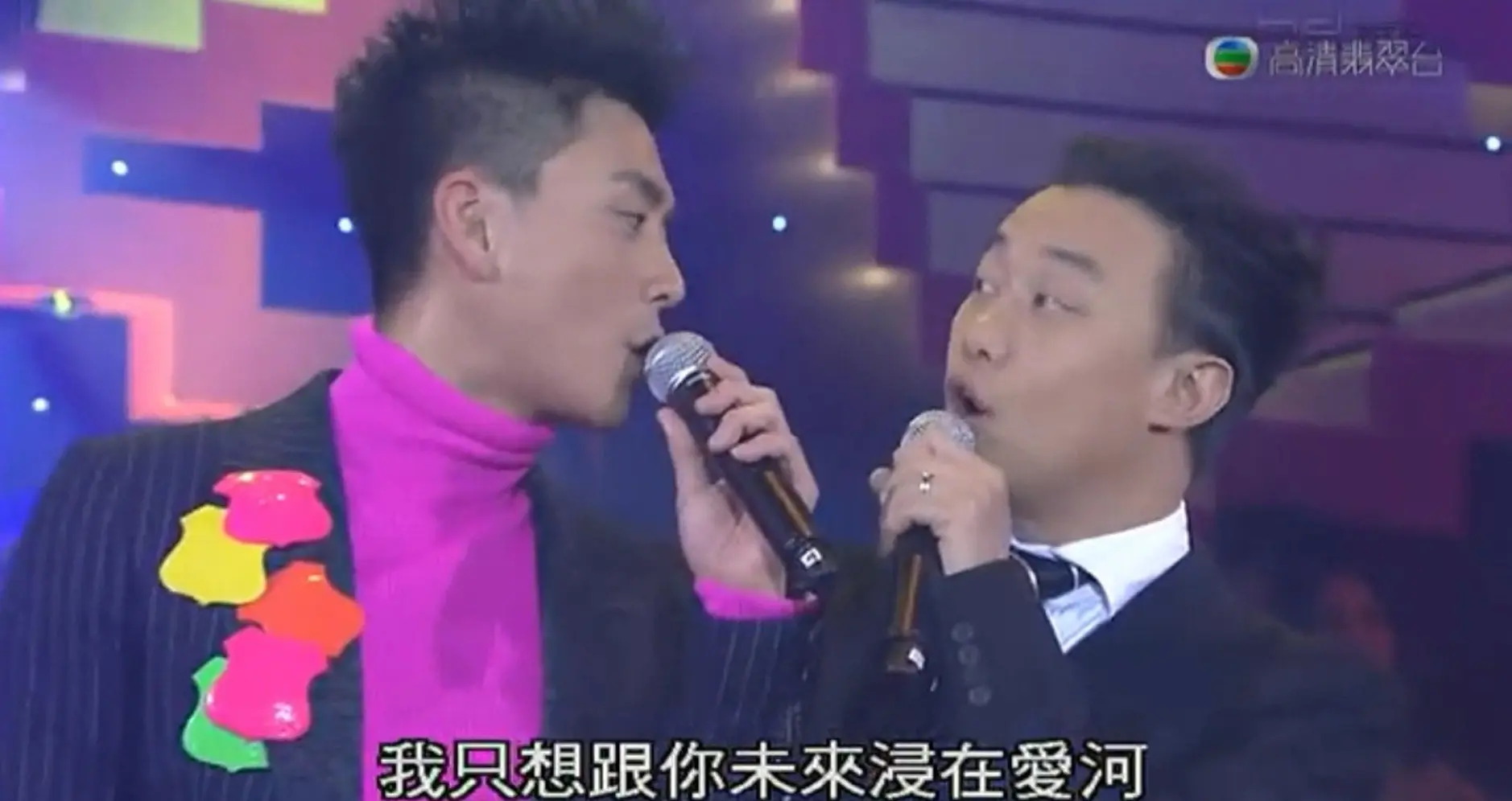 談到黃宗澤的經典黑歷史，網民第一時間必提 2008 年《十大勁歌金曲頒獎典禮》上，他與陳奕迅合唱的《K 歌之王》。當晚 Bosco 的唱功成為多年來的網絡熱話，更誕生了「樂壇欠黃宗澤一個交代」的經典名句。(圖： TVB)