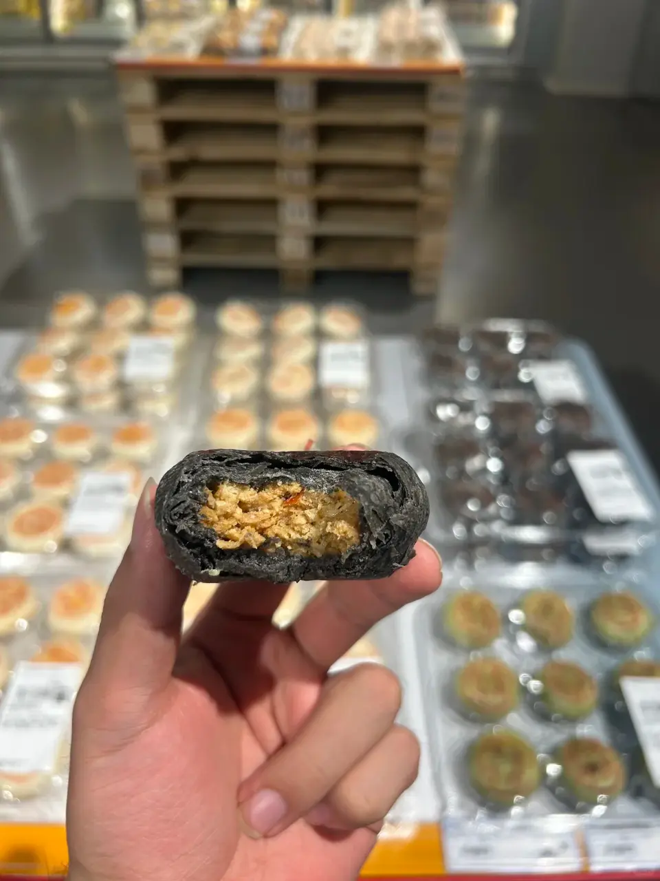 據介紹,這款月餅用豬油開酥,做出多層酥皮,原料裡既有小麥粉、黃油這類常見食材,還加入了臭豆腐和豬肉,主打「臭香混雜卻不油膩」,吃起來「外皮酥脆,內餡麻辣 Q 彈」。(來源:小紅書)