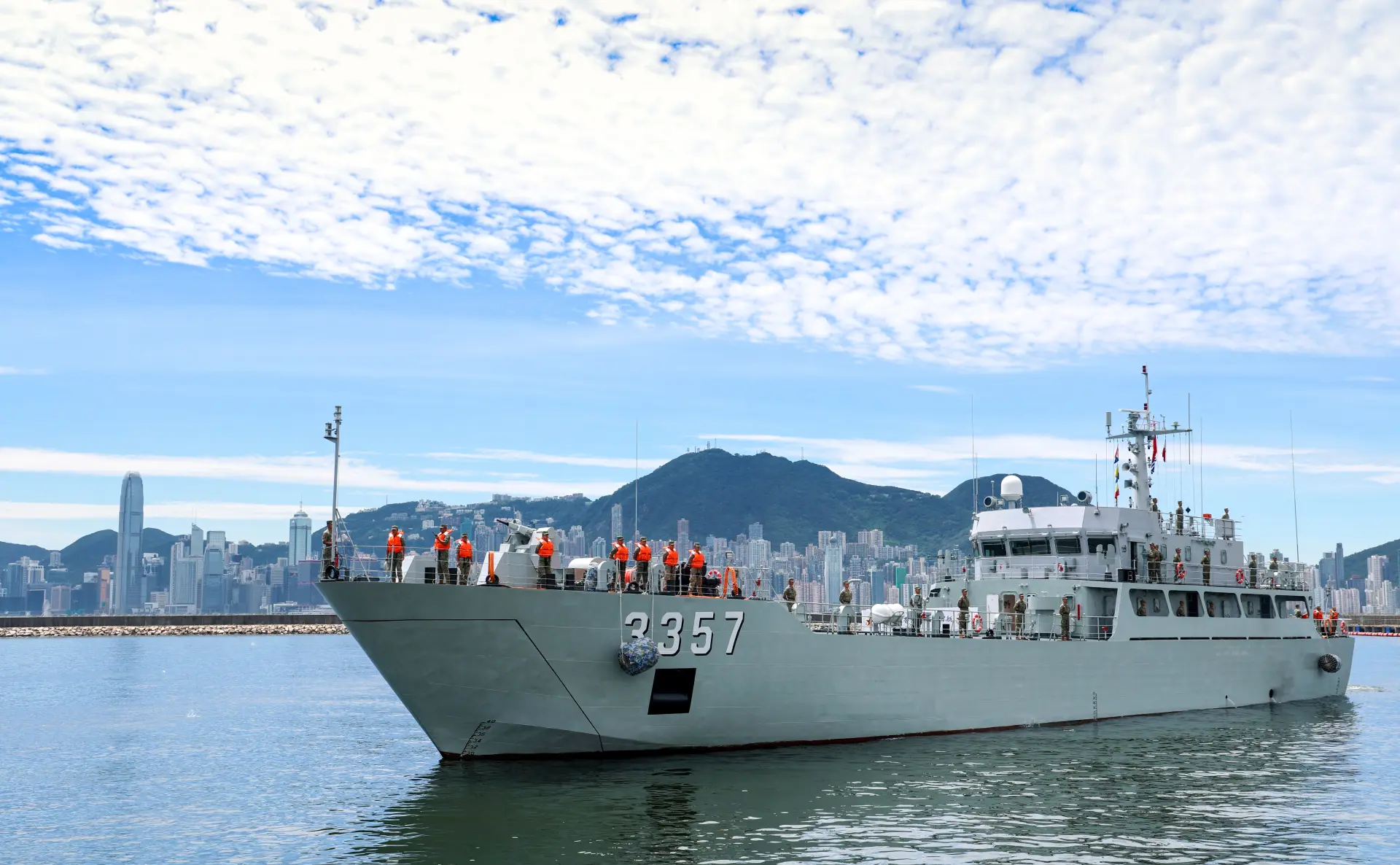中國海軍近年呈現爆炸式發展。今年2月，解放軍海軍的三艘艦艇赴澳洲 / 紐西蘭海域軍演，展現出突破第三島鏈的戰略企圖。(圖：新華社)