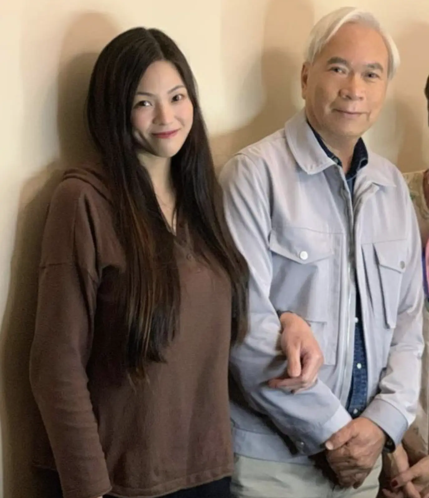 被譽為TVB「御用皇帝」的75歲藝人李龍基，與小36歲的王青霞（Chris）展開的「爺孫戀」向來充滿戲劇性，近期更因一連串瞞婚傳聞升至風波頂點。(圖片：chrisart1017@IG)