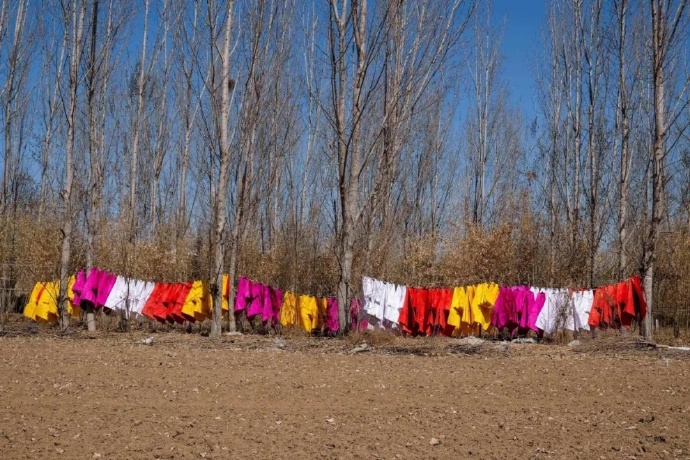 米北莊村的田地，很多是不種莊稼的，反倒掛著許多壽衣。（來源：微信公眾號 @冷杉 RECORD 李禾）